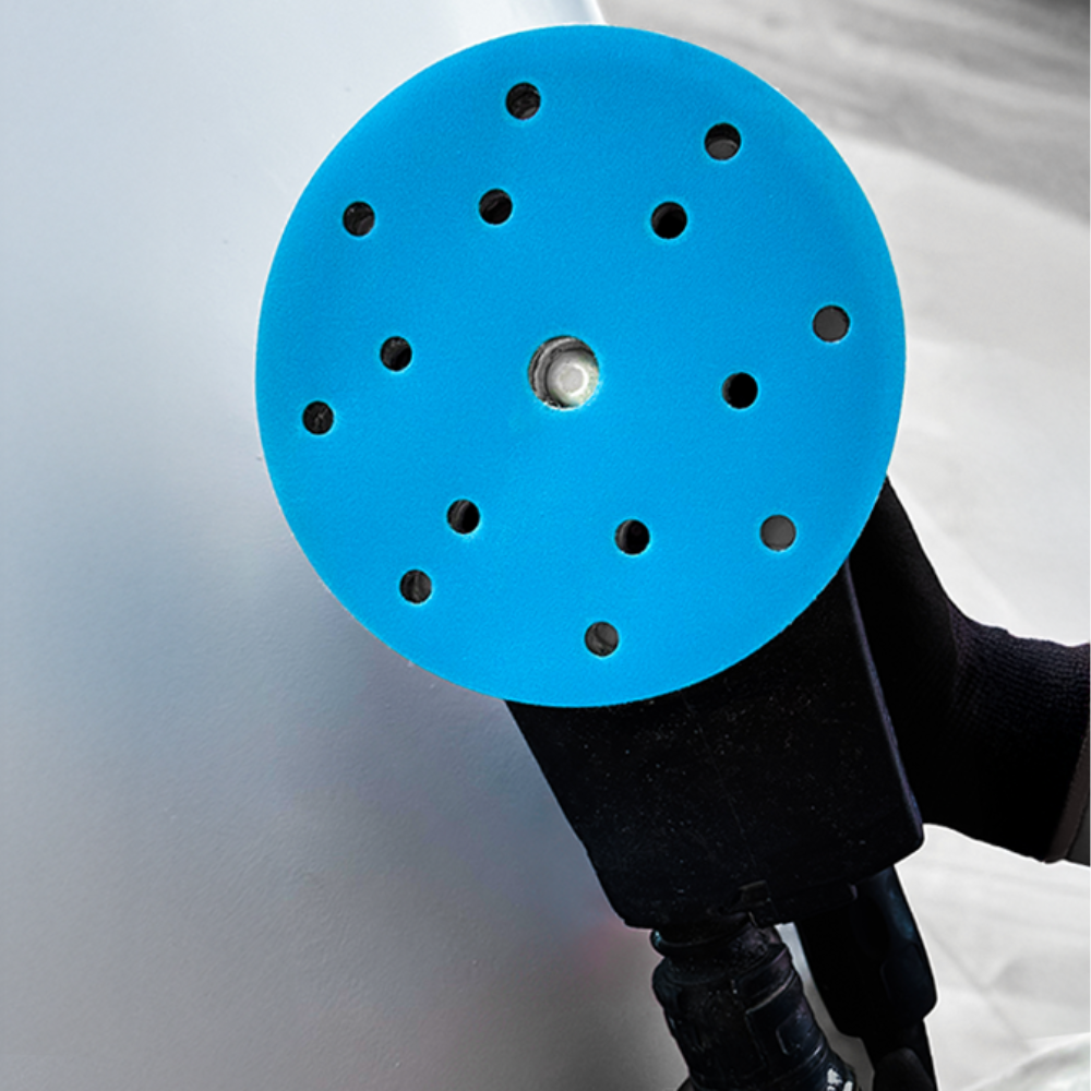 Dischi abrasivi Light Blue in film PET con fori, ideali per levigatura a secco e umido su metallo, legno, vernici e materiali compositi.