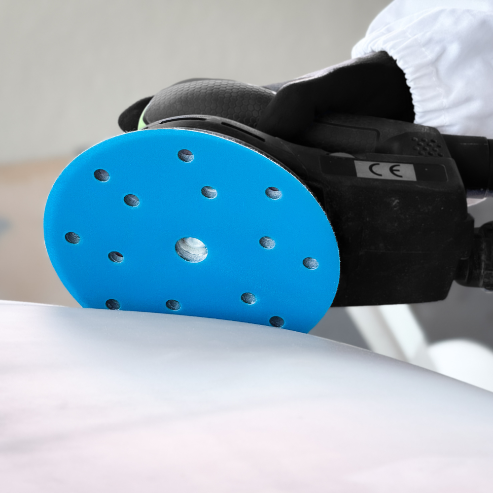 Dischi abrasivi Light Blue in film PET con fori, ideali per levigatura a secco e umido su metallo, legno, vernici e materiali compositi.
